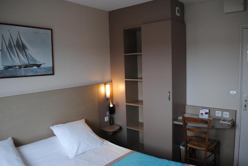 Postel nebo postele na pokoji v ubytování Hôtel Le Goëlo - Port de Paimpol