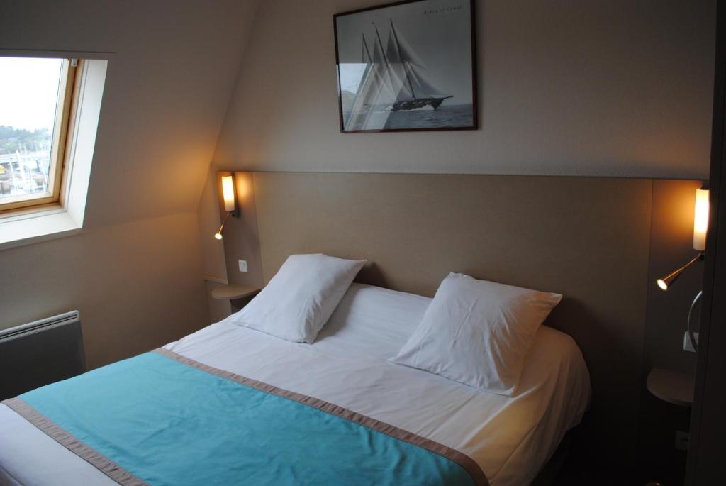 Postel nebo postele na pokoji v ubytování Hôtel Le Goëlo - Port de Paimpol