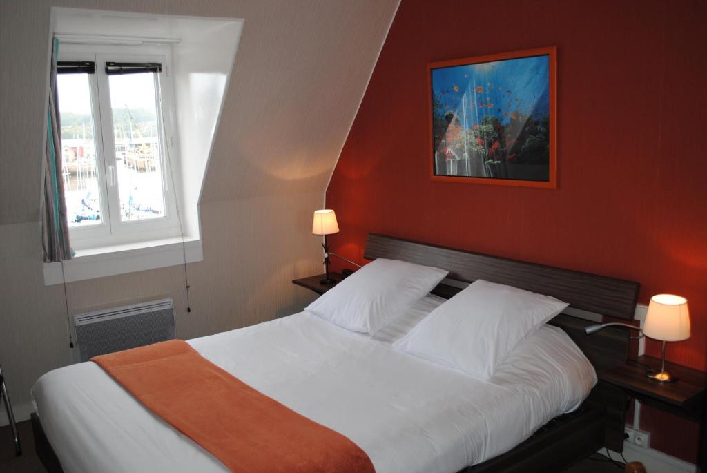 Postel nebo postele na pokoji v ubytování Hôtel Le Goëlo - Port de Paimpol