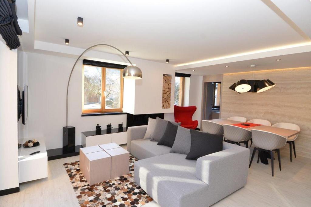 ein Wohnzimmer mit einem Sofa und einem Tisch in der Unterkunft Andantino by Schladmingurlaub in Schladming