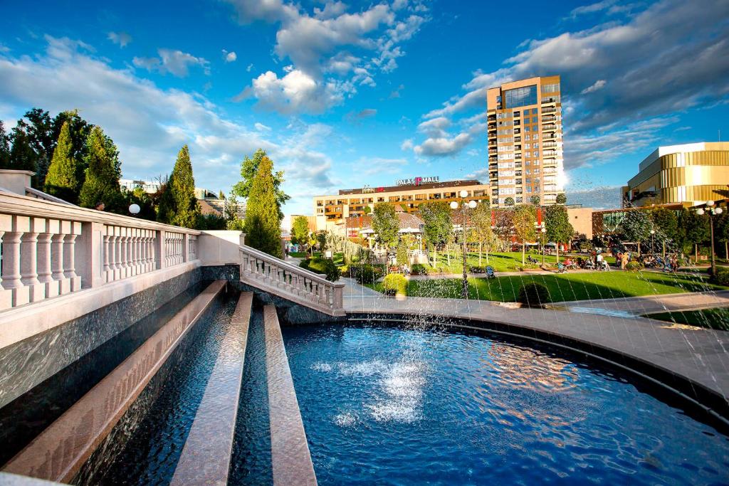 un puente sobre un río en una ciudad en Hotel Ceramica, en Iaşi