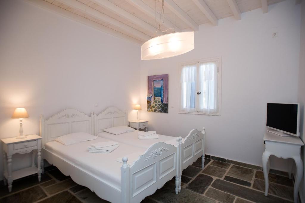 Katil atau katil-katil dalam bilik di Thalia Myconian Suites