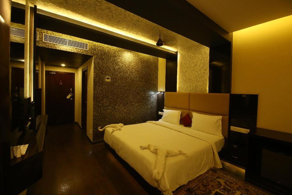 Postel nebo postele na pokoji v ubytování Hotel Sriram JB Residency