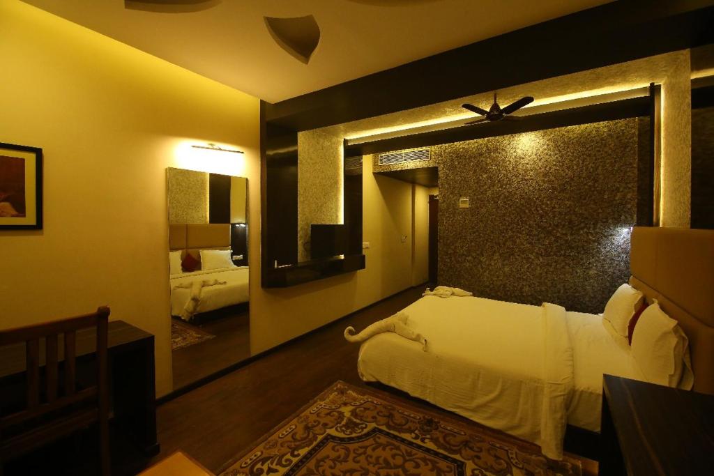 Postel nebo postele na pokoji v ubytování Hotel Sriram JB Residency