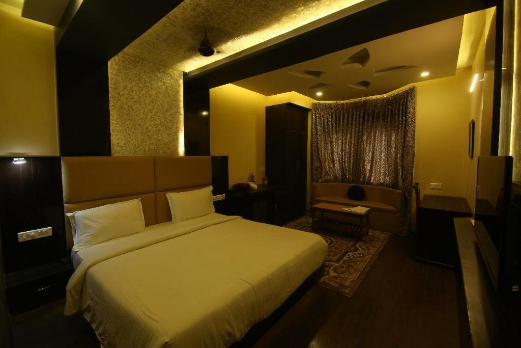 Postel nebo postele na pokoji v ubytování Hotel Sriram JB Residency