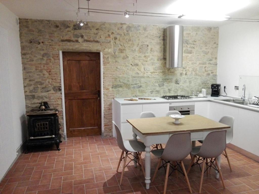 聖塞波爾克羅的住宿－La Collina di Piero，厨房配有桌椅和炉灶。