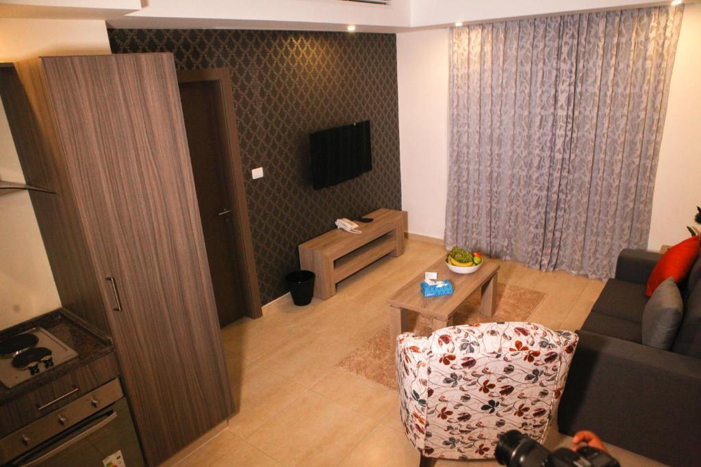 TV a/nebo společenská místnost v ubytování Almond Hotel Apartments