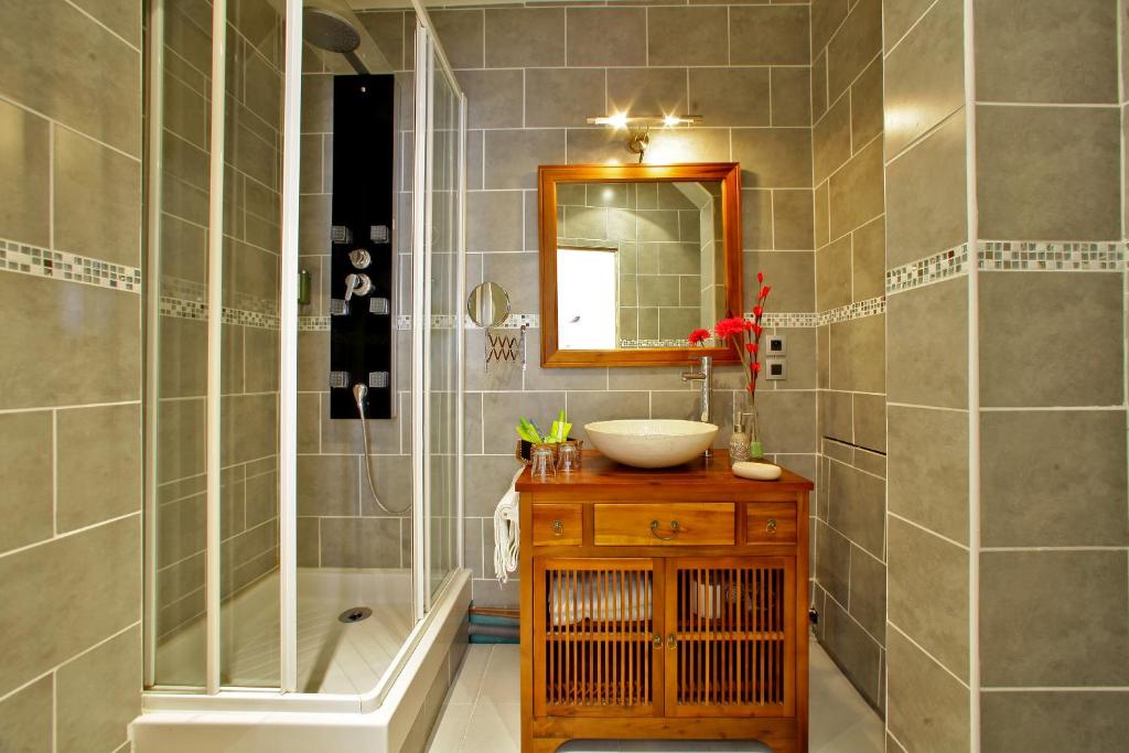 Logis Hôtel Restaurant Le Lascaux - Chambre Double Standard Avec Douche