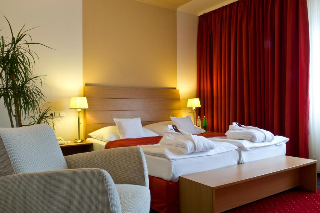 Postel nebo postele na pokoji v ubytování Imperial Hotel Ostrava