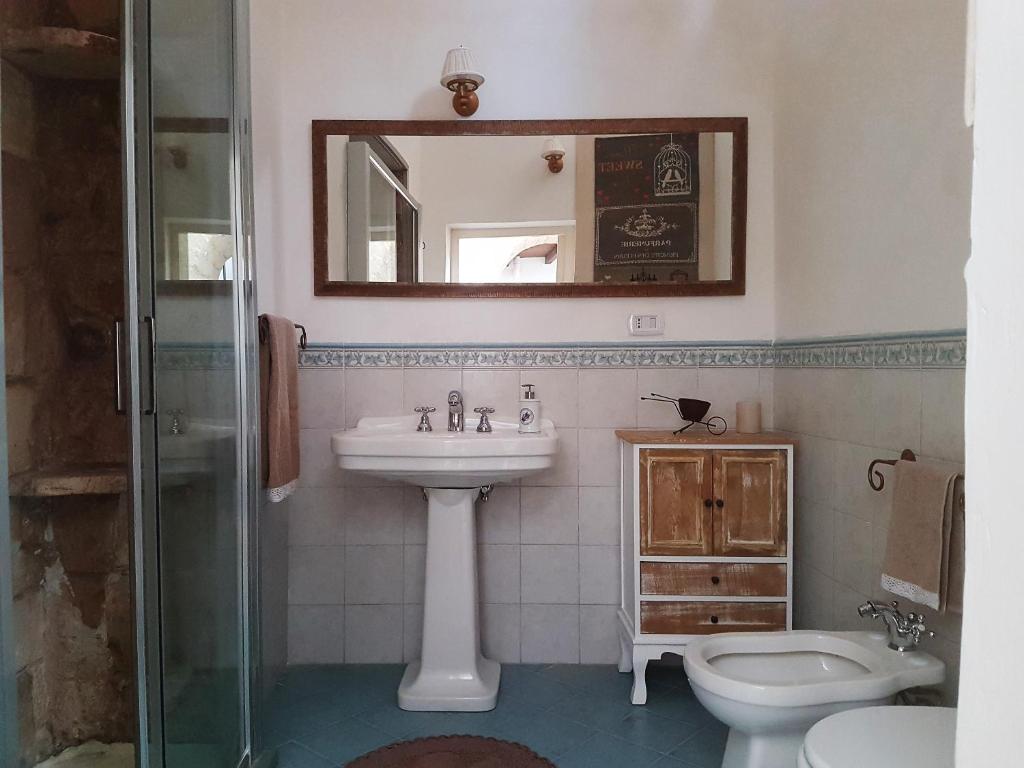 A bathroom at La Dimora di Clary