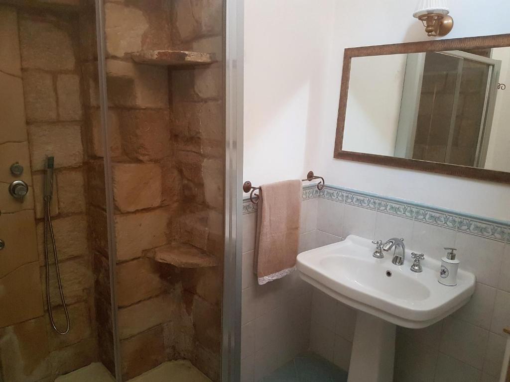 A bathroom at La Dimora di Clary