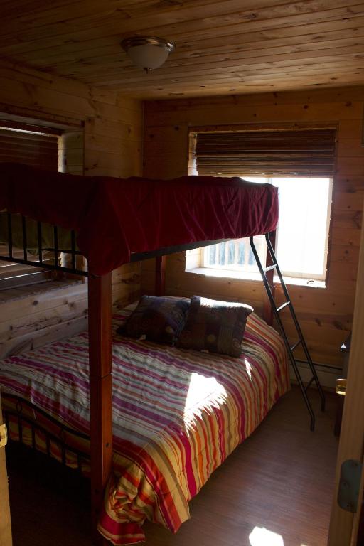 Postel nebo postele na pokoji v ubytování Alpine Creek Lodge