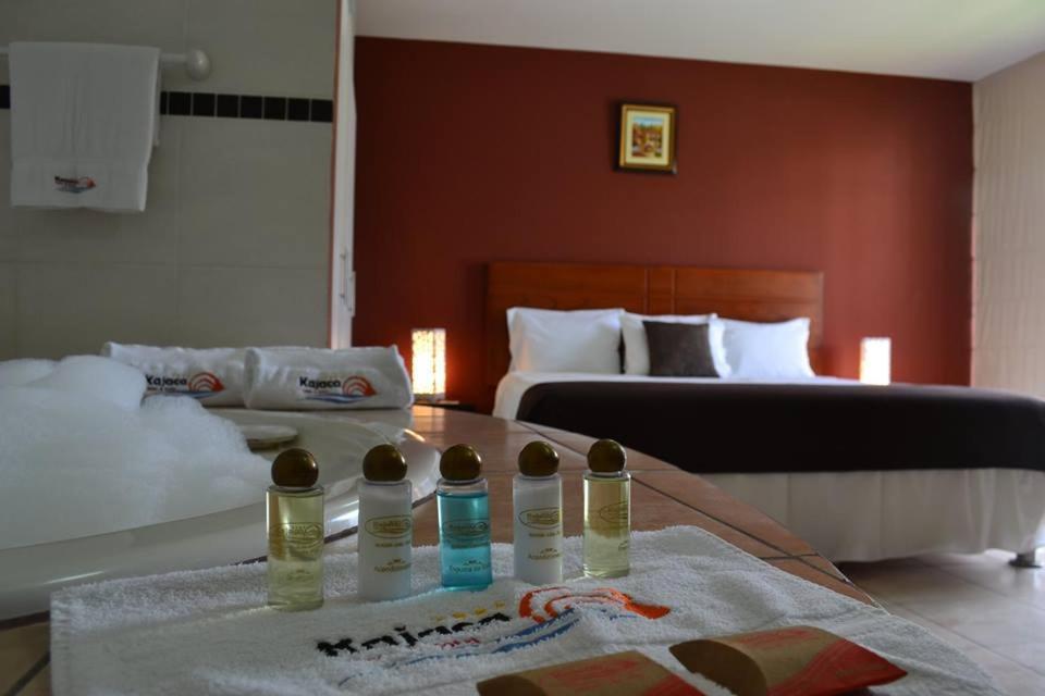 Postel nebo postele na pokoji v ubytování Kajaca Suite Hotel