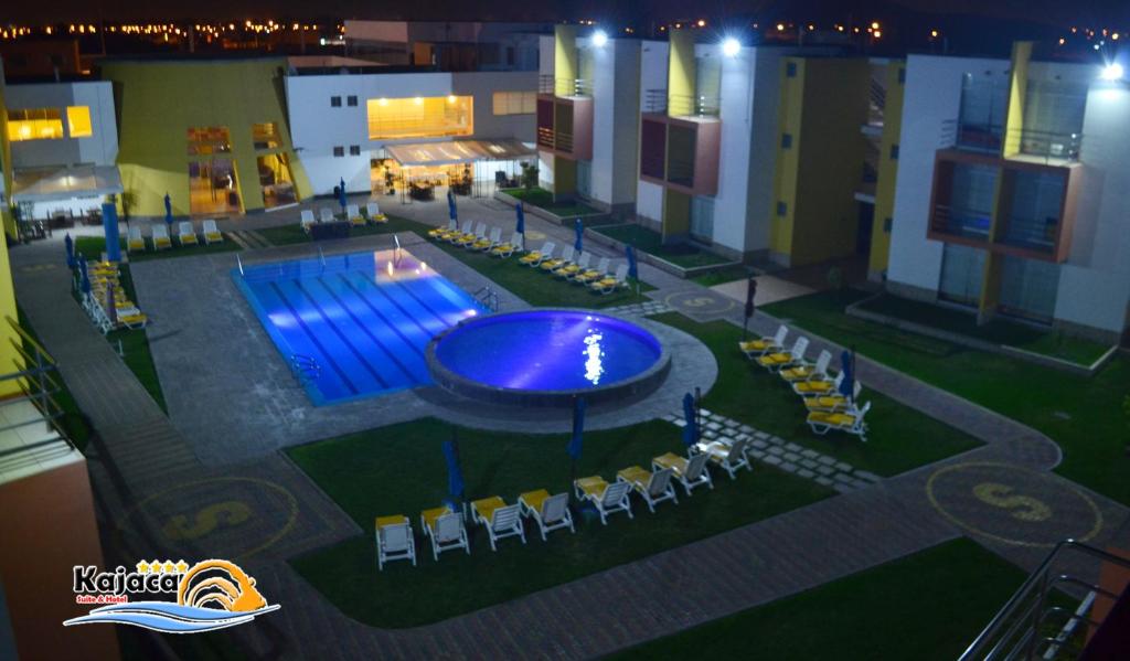ein Modell eines Schwimmbades in einem Gebäude in der Unterkunft Kajaca Suite Hotel in Huacho