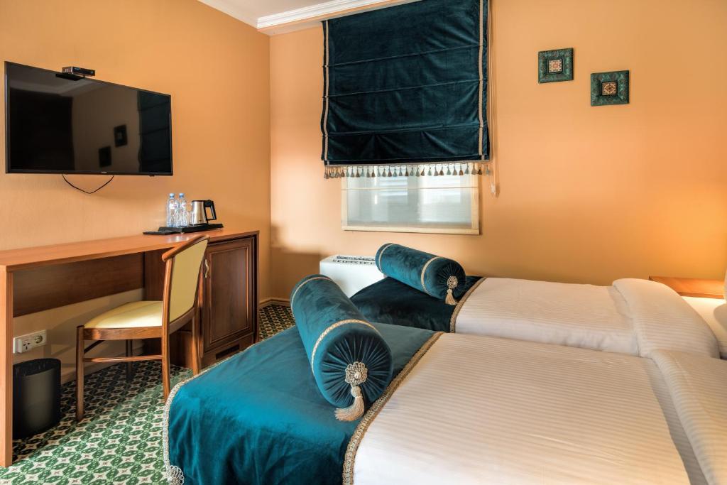 Postel nebo postele na pokoji v ubytování Golden Tulip Borjomi