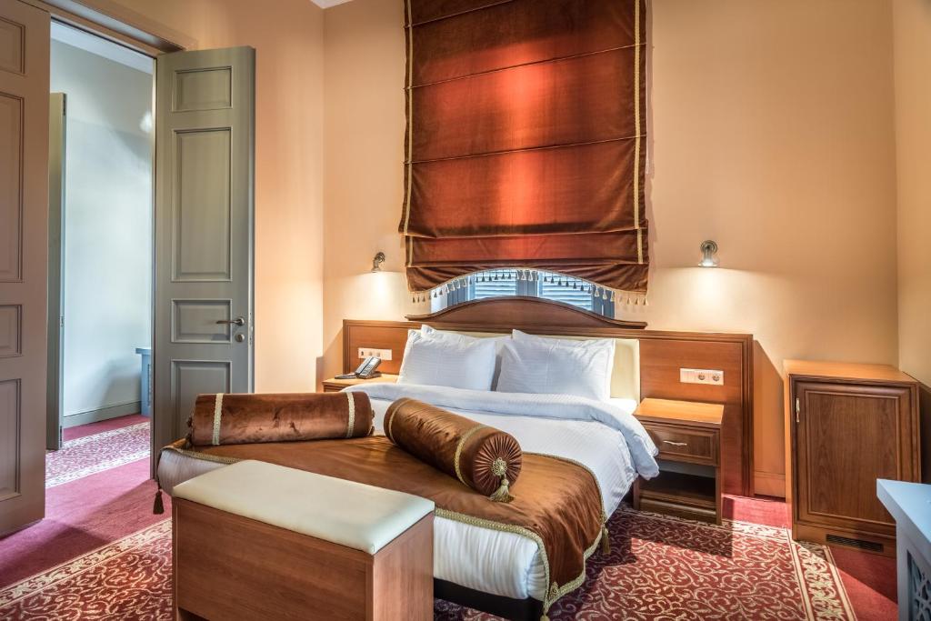 Postel nebo postele na pokoji v ubytování Golden Tulip Borjomi