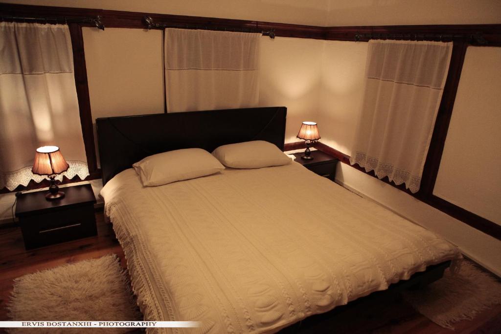 Postel nebo postele na pokoji v ubytování Guest House Bujtina Leon