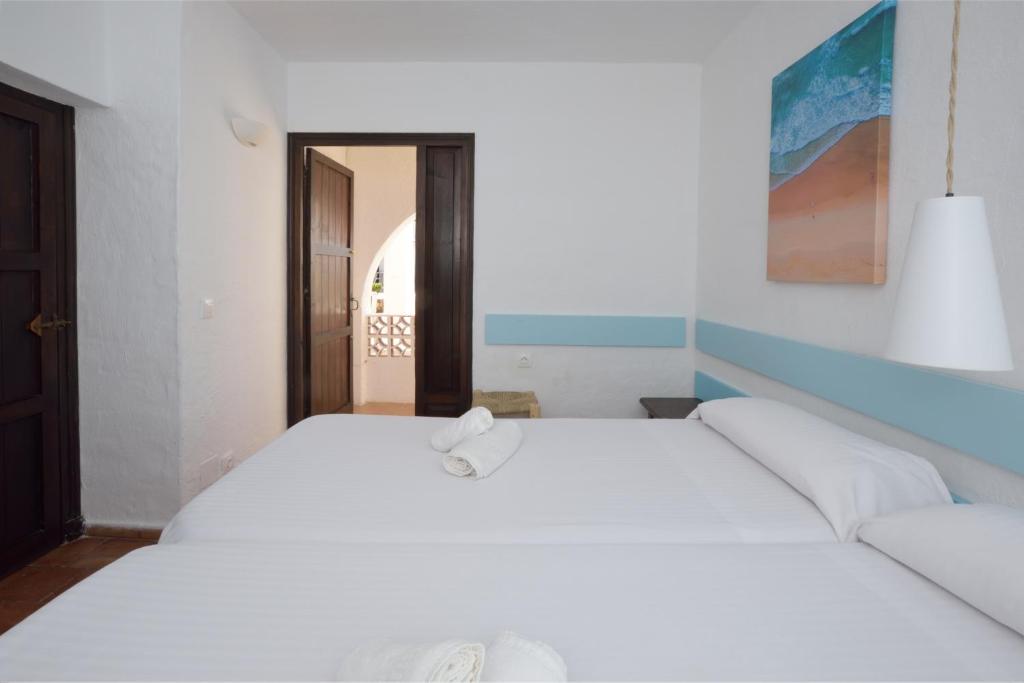 Postel nebo postele na pokoji v ubytování Binibeca Beach Villas