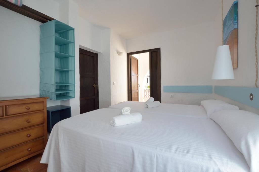 Postel nebo postele na pokoji v ubytování Binibeca Beach Villas