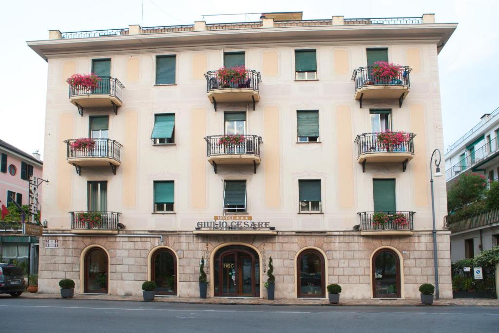 un edificio con cajas de flores en la parte delantera en Hotel Giulio Cesare, en Rapallo