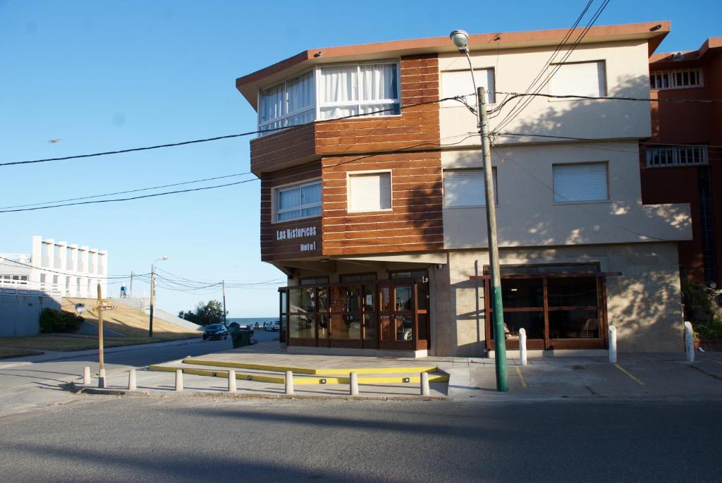 a building on the corner of a street at Hotel Los Historicos in Villa Gesell