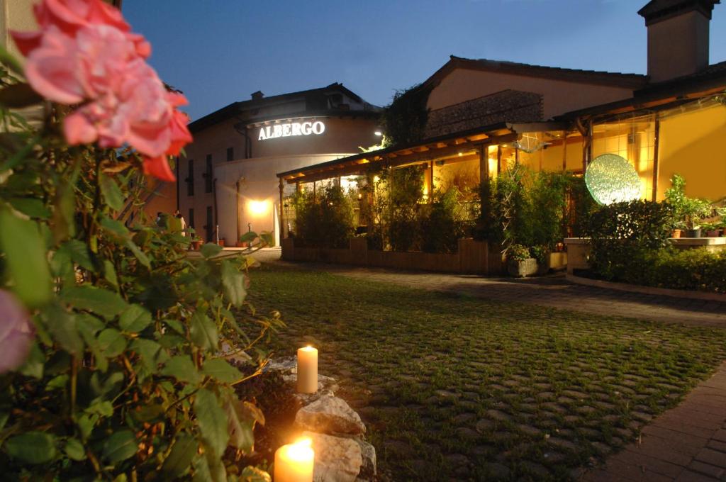 budynek ze świecą w ogrodzie w nocy w obiekcie Hotel Scaldaferro w mieście Sandrigo