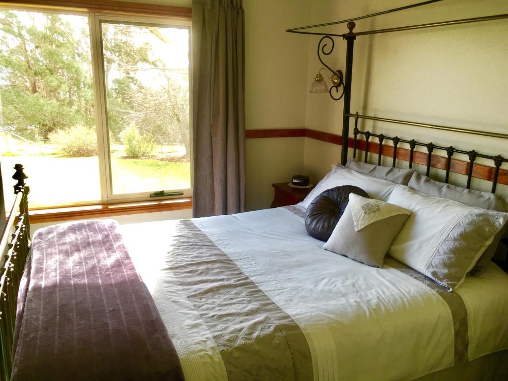 Postel nebo postele na pokoji v ubytování Killynaught Spa Cottages