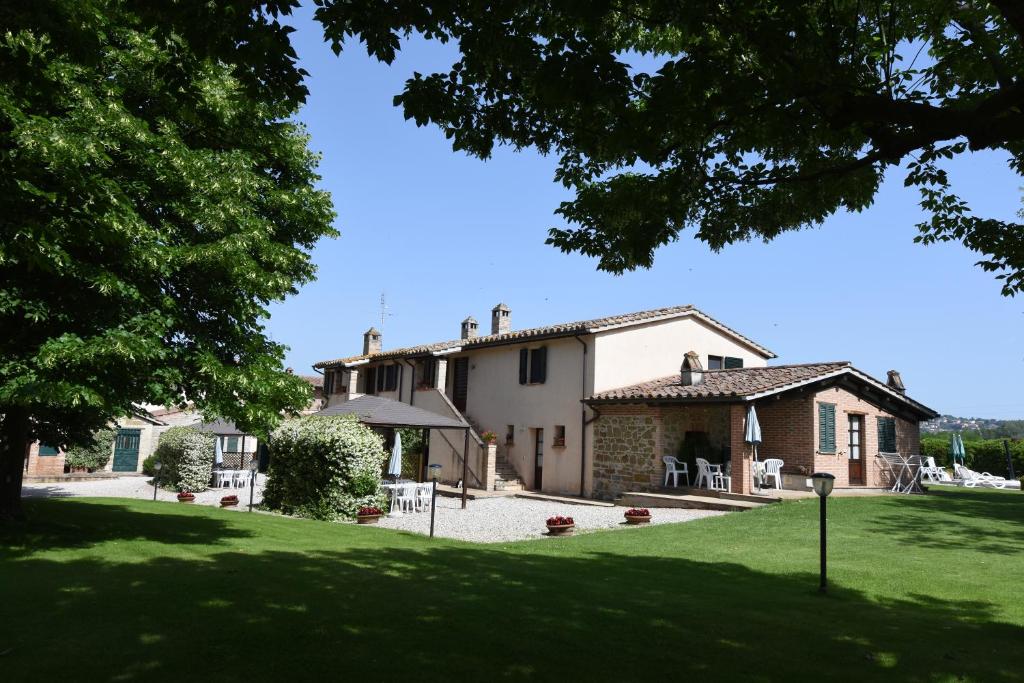a house with a green lawn in front of it at Miralduolo in Ponte San Giovanni