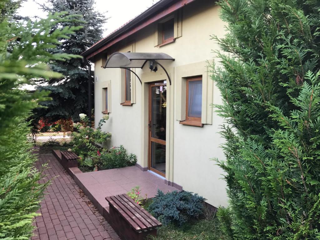 a house with a bench in front of it at U Marzeny in Malbork