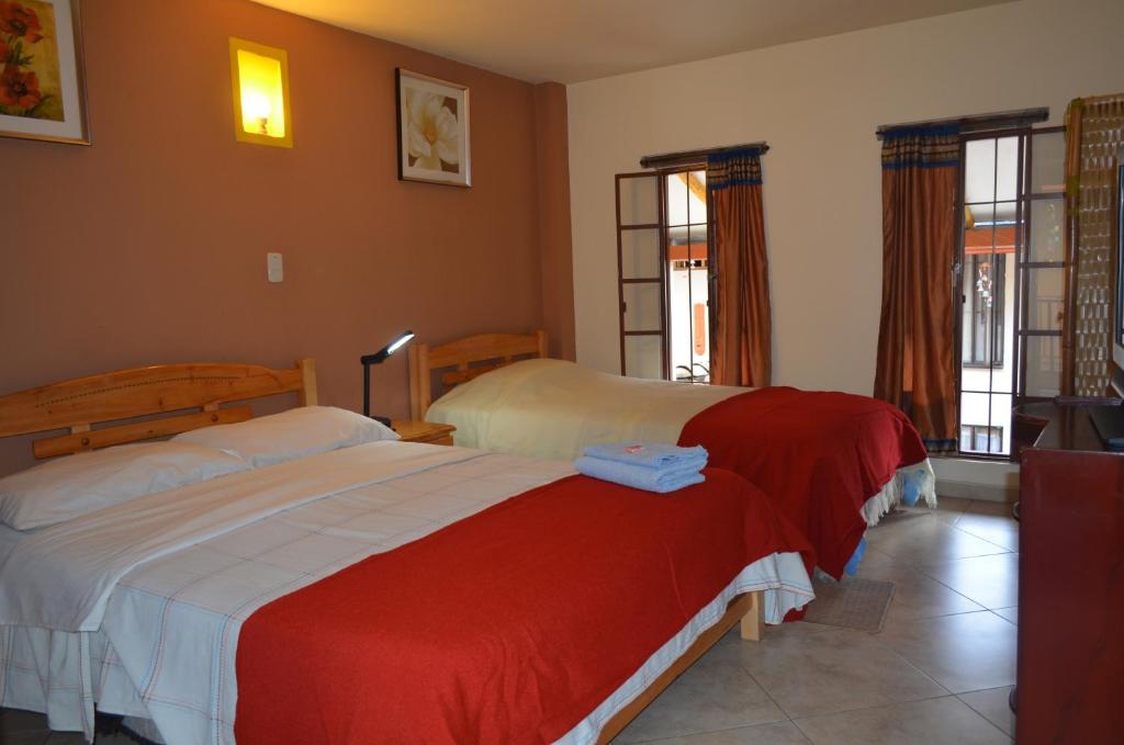 Postel nebo postele na pokoji v ubytování Hostal La Candelaria
