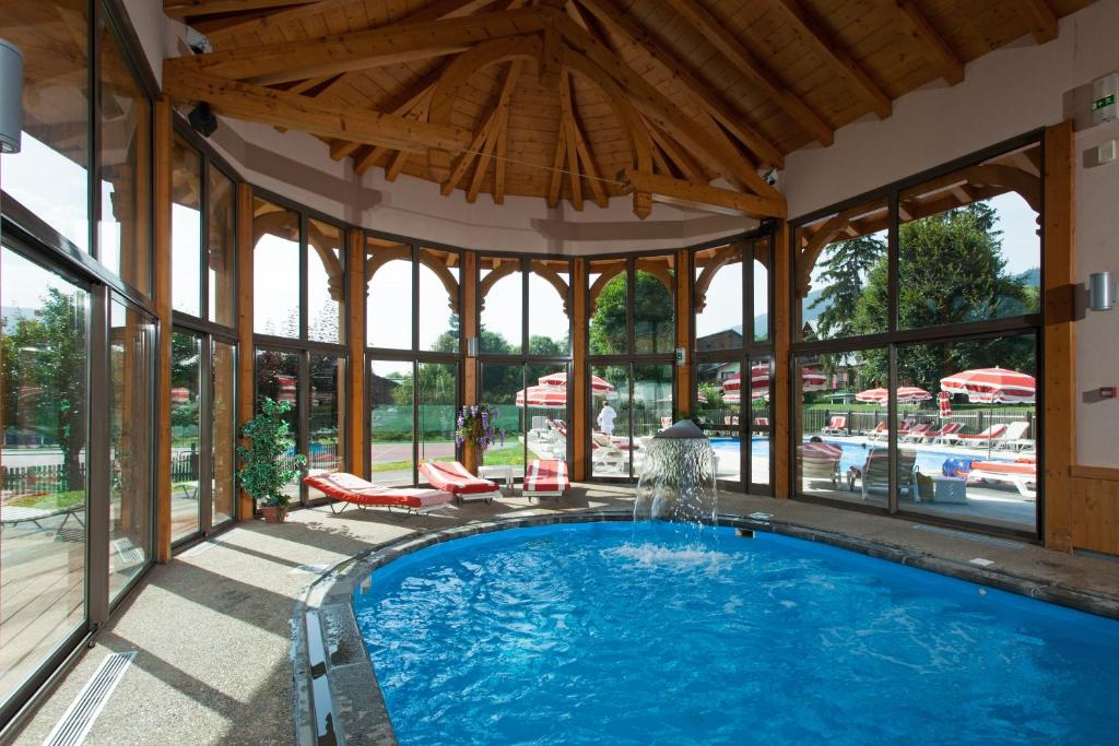 Bazén v ubytování Chalet-Hôtel Neige et Roc, The Originals Relais nebo v jeho okolí