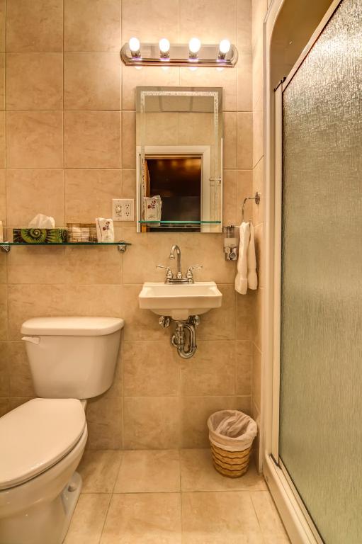 A bathroom at Gite Au P'tit Manoir B&B