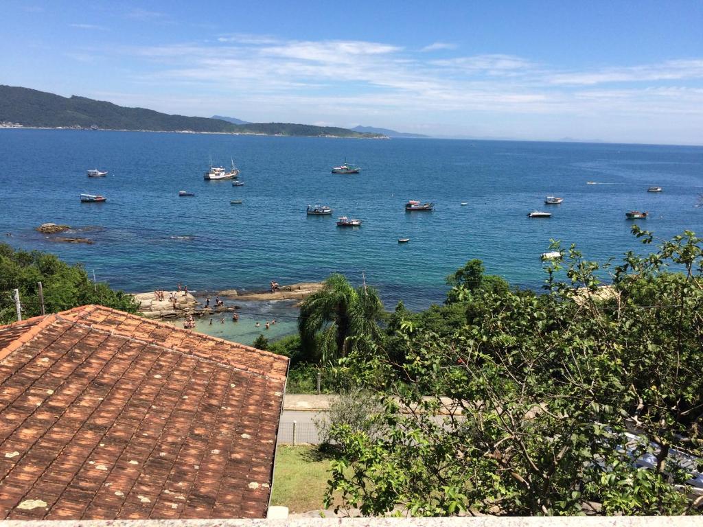 - une vue sur une grande étendue d'eau avec des bateaux dans l'établissement Praia da Lagoinha - Mestre Naro, à Bombinhas
