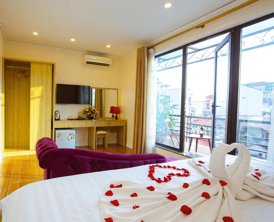 Postel nebo postele na pokoji v ubytování Royal Hotel Ha noi