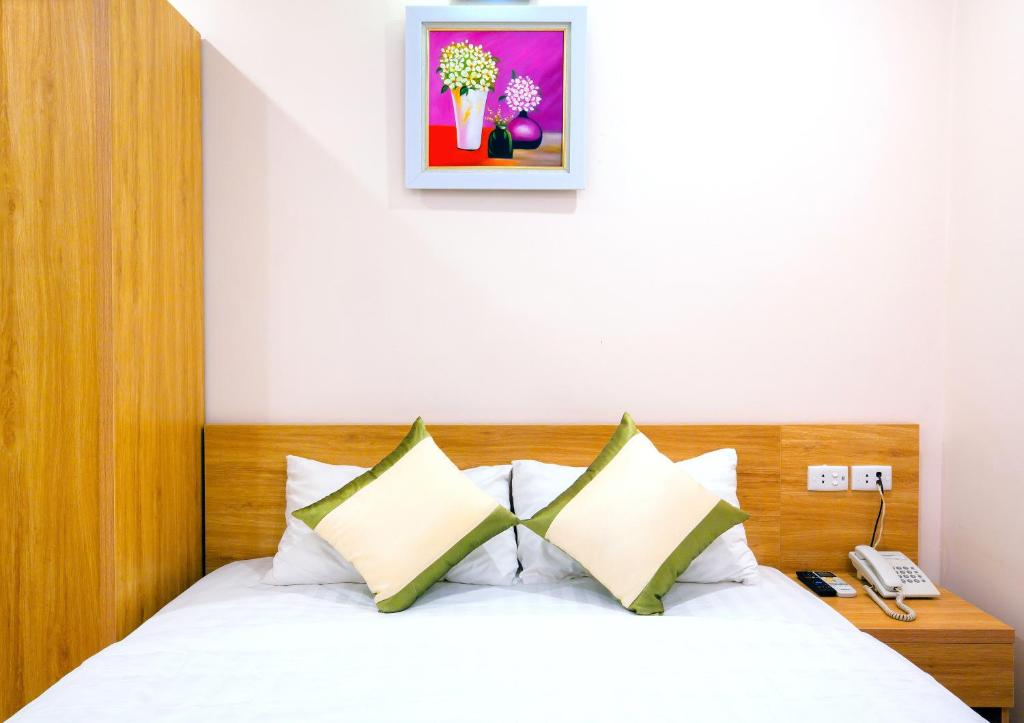 Postel nebo postele na pokoji v ubytování Royal Hotel Ha noi