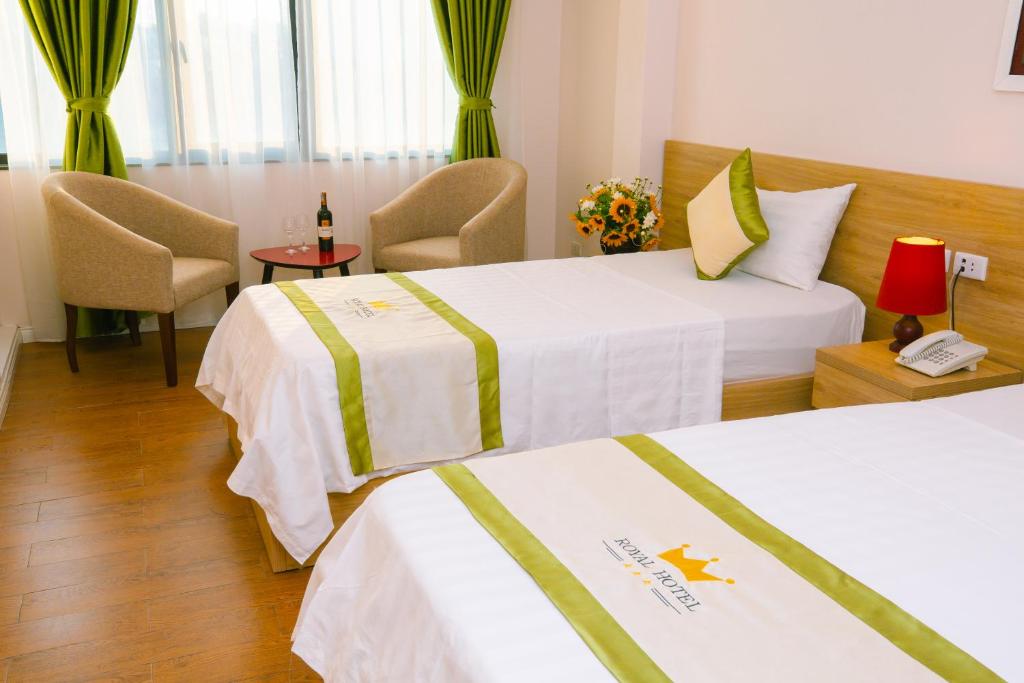 Postel nebo postele na pokoji v ubytování Royal Hotel Ha noi