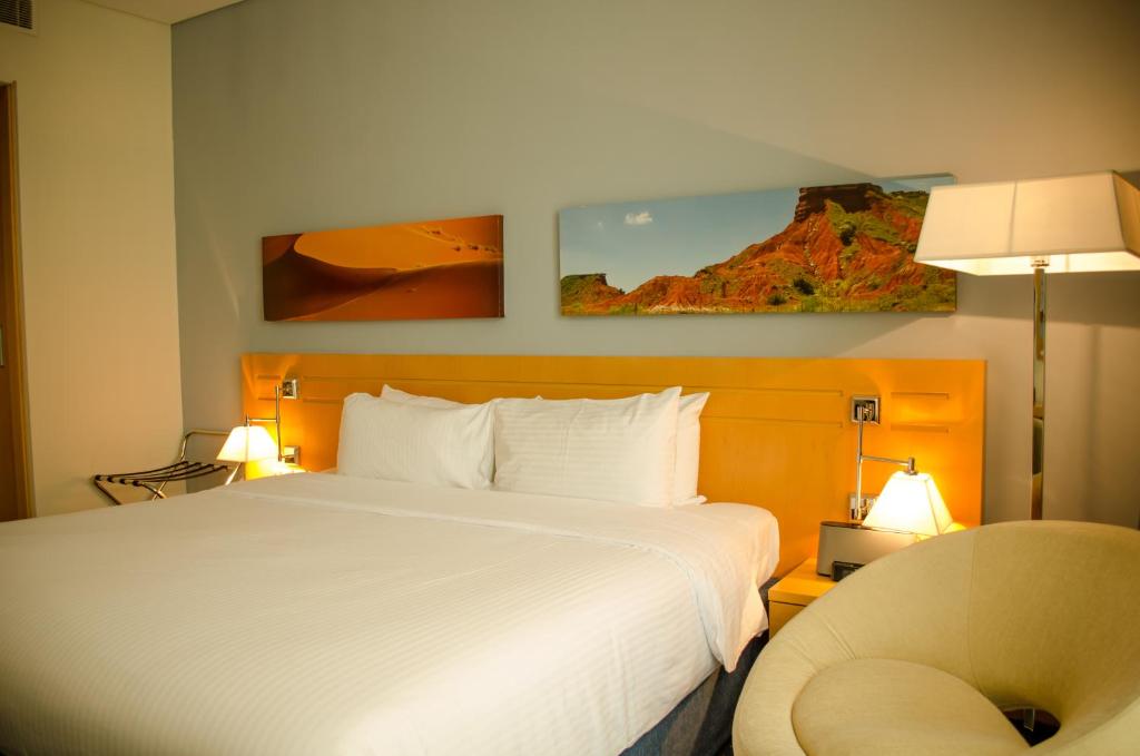 Postel nebo postele na pokoji v ubytování City Seasons Hotel & Suites Muscat