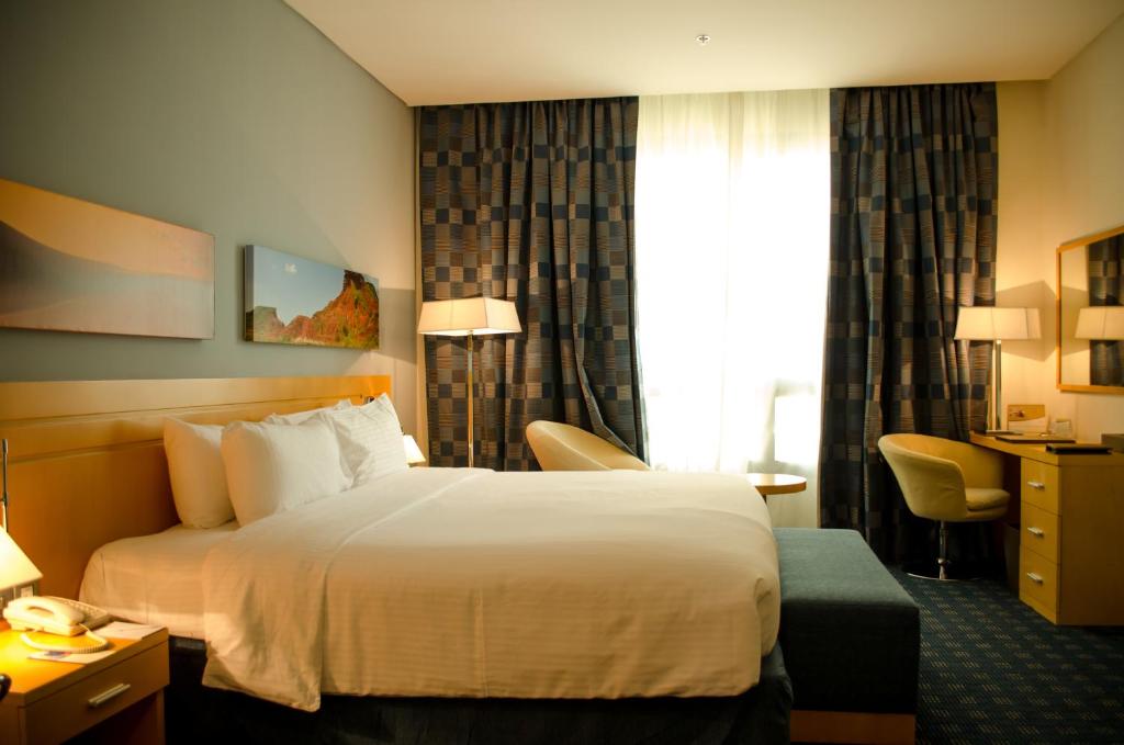 Postel nebo postele na pokoji v ubytování City Seasons Hotel & Suites Muscat
