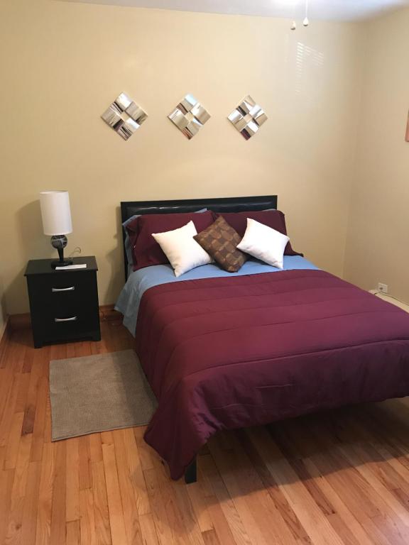 1 dormitorio con 1 cama con sábanas y almohadas rojas en Farwell dream en Chicago