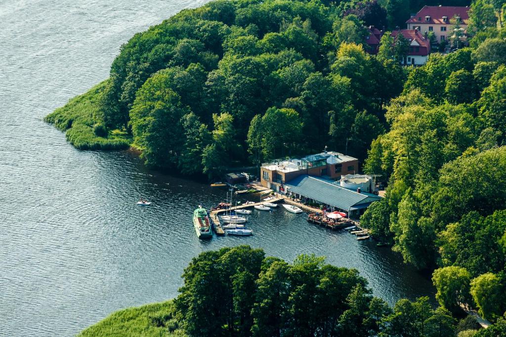 z góry widok na przystań nad jeziorem z łodziami w obiekcie Hotel Active w Szczecinku