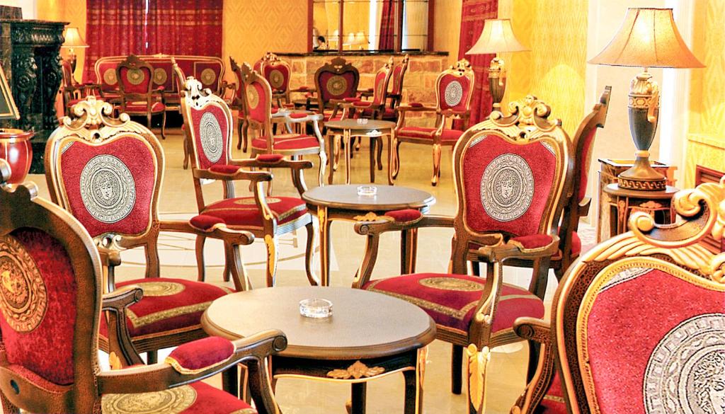 una habitación llena de muchas sillas y mesas en White House Hotel, en Ulán Bator