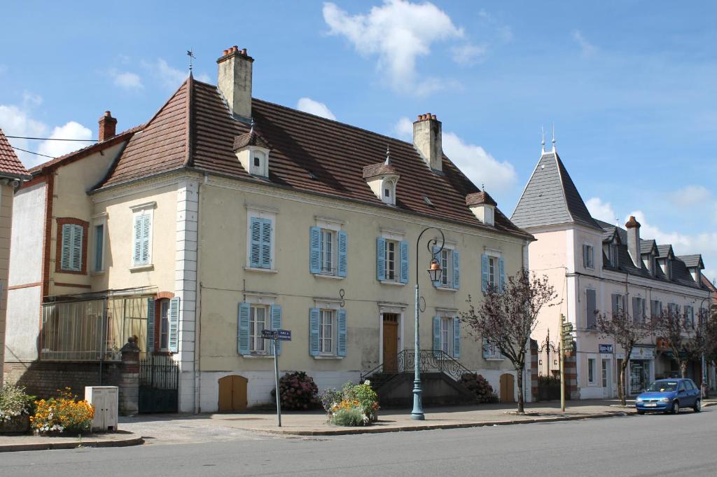 ein großes weißes Gebäude mit braunem Dach in der Unterkunft Chambres d'hôtes La Distillerie B&B in Saint-Germain-du-Bois