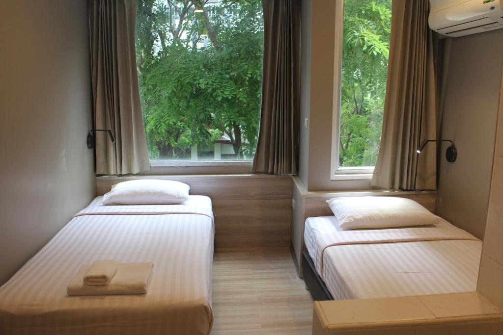 Postel nebo postele na pokoji v ubytování YWCA Hotel Bangkok