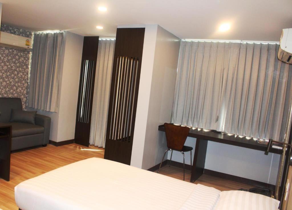Postel nebo postele na pokoji v ubytování YWCA Hotel Bangkok