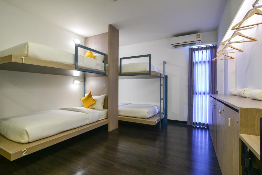 Postel nebo postele na pokoji v ubytování Wake Up Aonang Hotel
