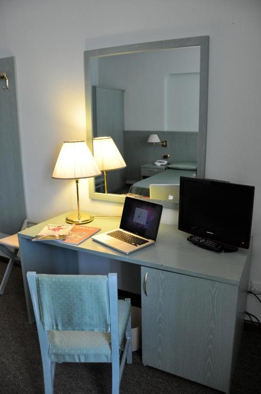 TV a/nebo společenská místnost v ubytování Albergo Della Corona