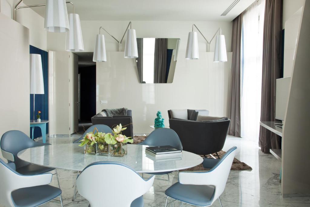 a living room with a glass table and chairs at JR Hotels Bari Grande Albergo delle Nazioni in Bari