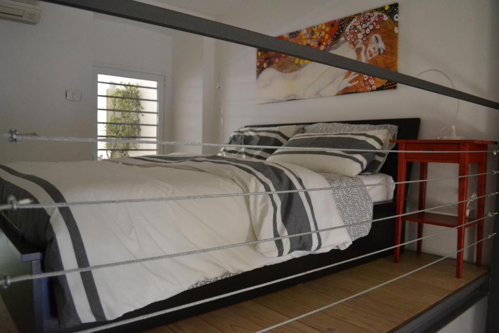 カターニアにあるCasa Giuffridaのベッドルーム1室(金属製フレームの二段ベッド1組付)