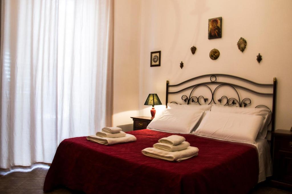 パレルモにあるDavid house alla Vucciriaのベッドルーム1室(ベッド1台、タオル2枚付)