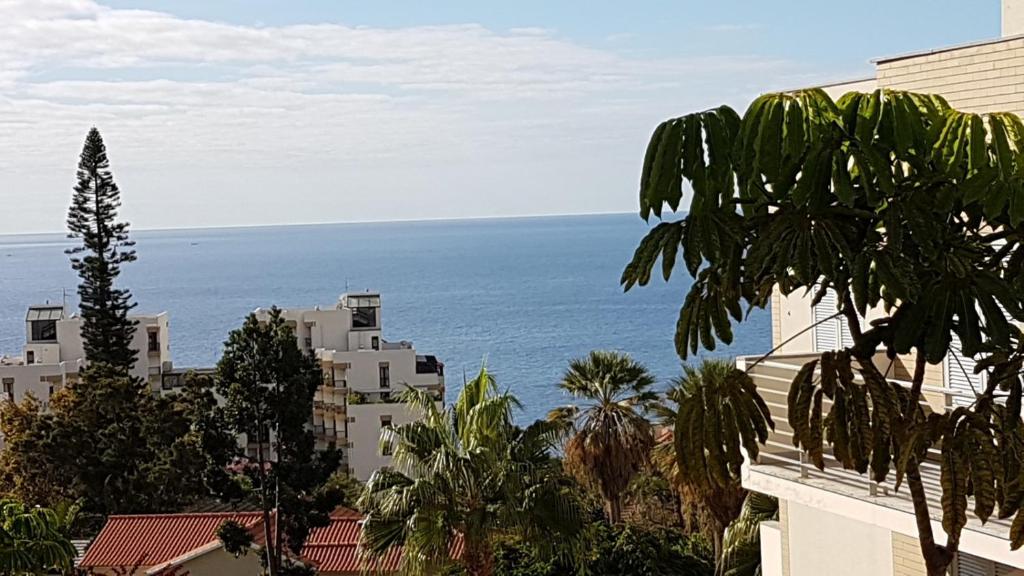 uma vista para o oceano a partir de um edifício em Casa Branca Apartment no Funchal